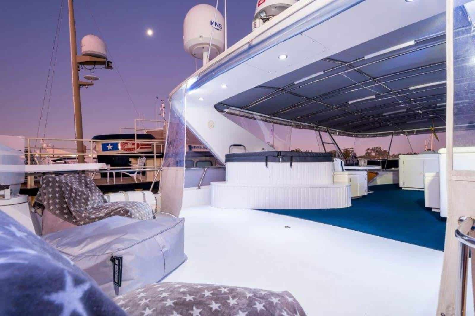 2001 Monte Fino 86 Flybridge photo 13