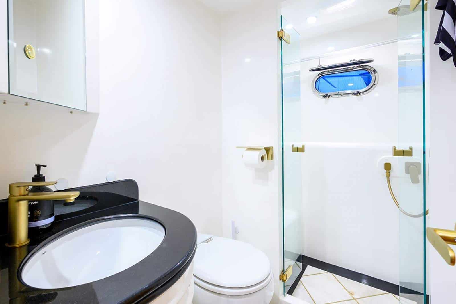 2001 Horizon Yacht E65 photo 17