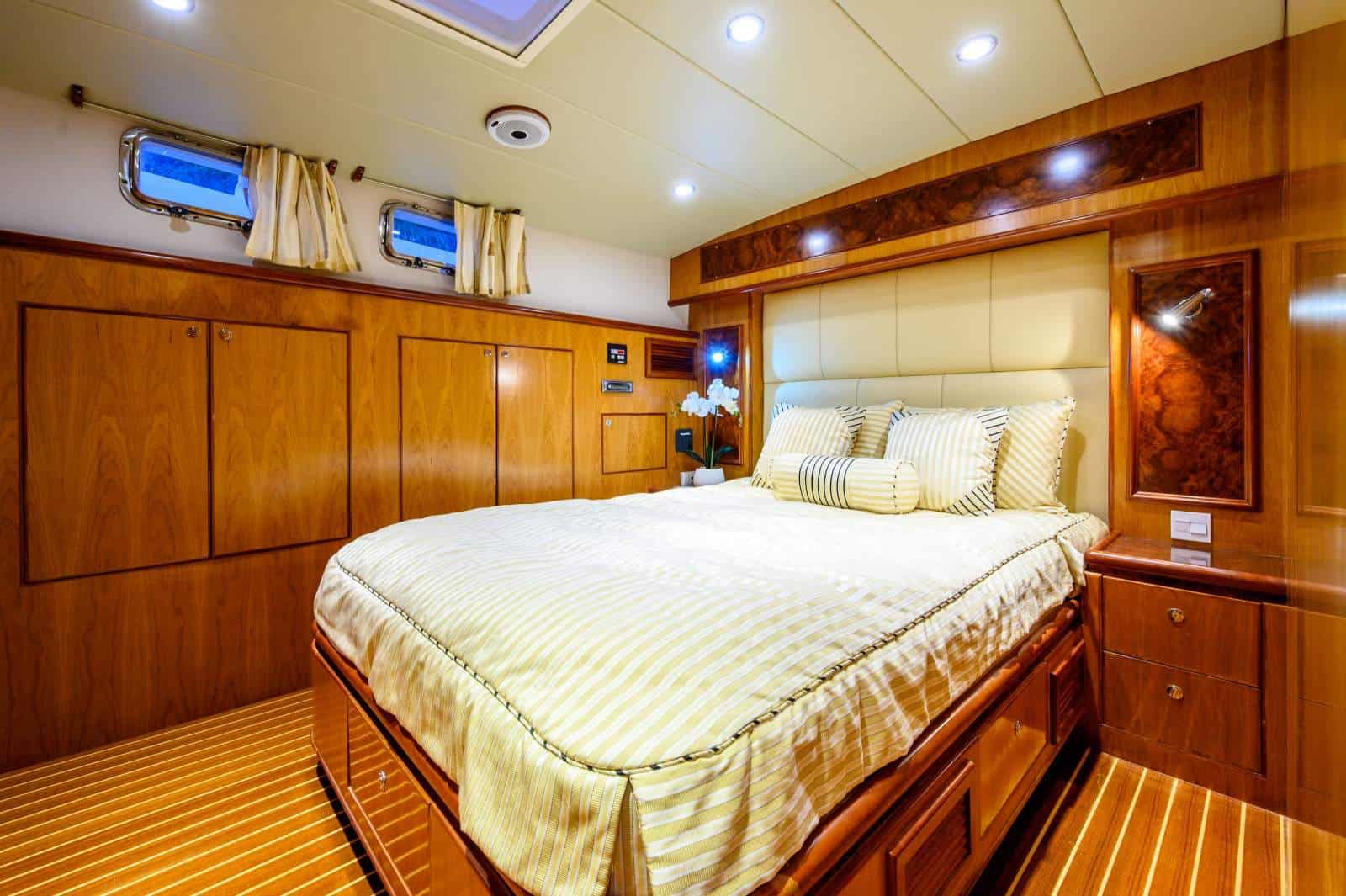 2006 Alaska 54 Sedan photo 25