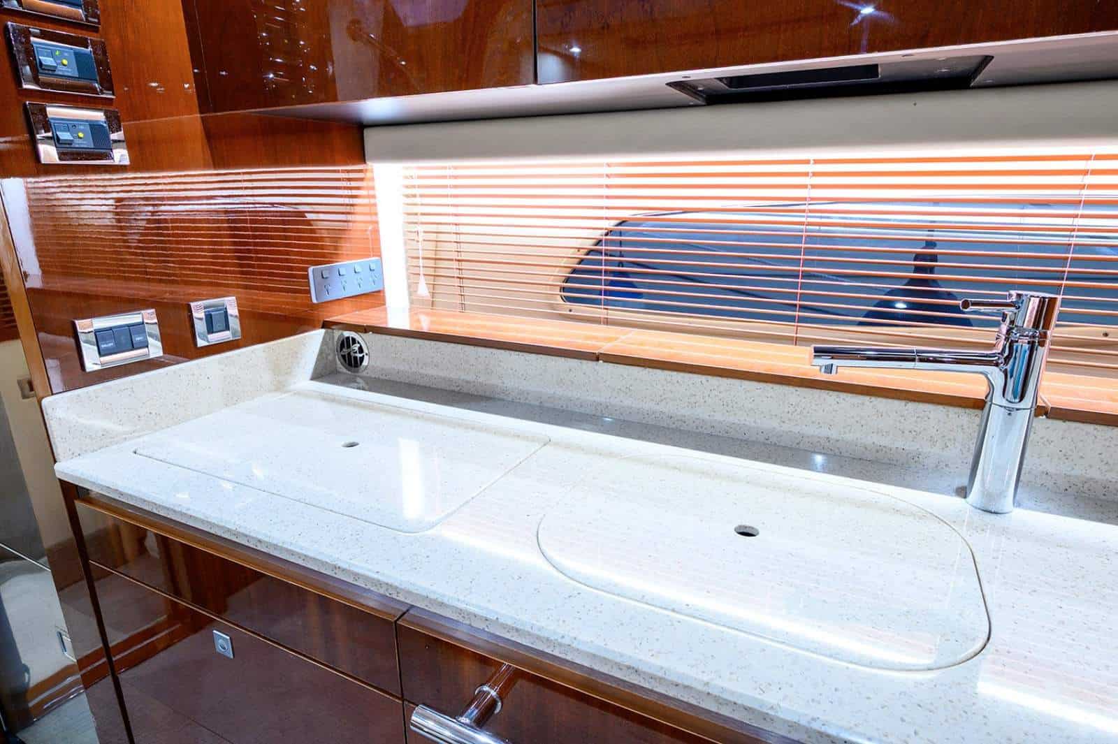 2010 Sea Ray 470 Sundancer photo 34