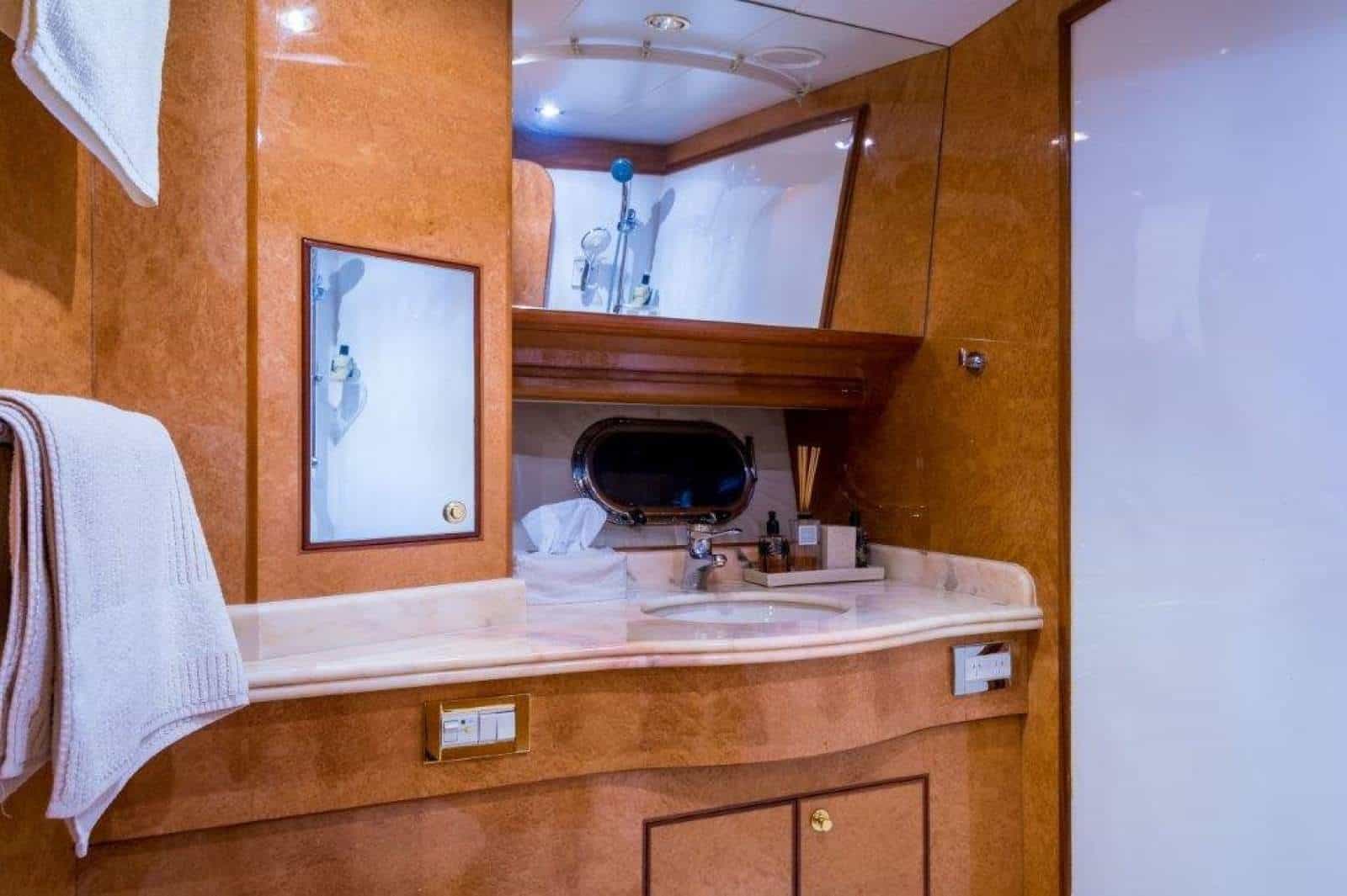 2001 Monte Fino 86 Flybridge photo 34