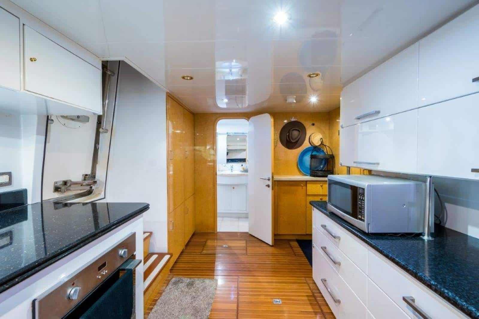 2001 Monte Fino 86 Flybridge photo 36