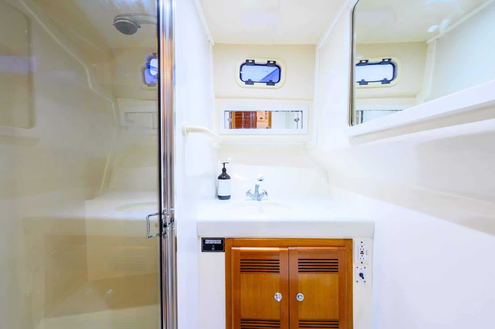 2001 Cabo 35 Flybridge photo 44