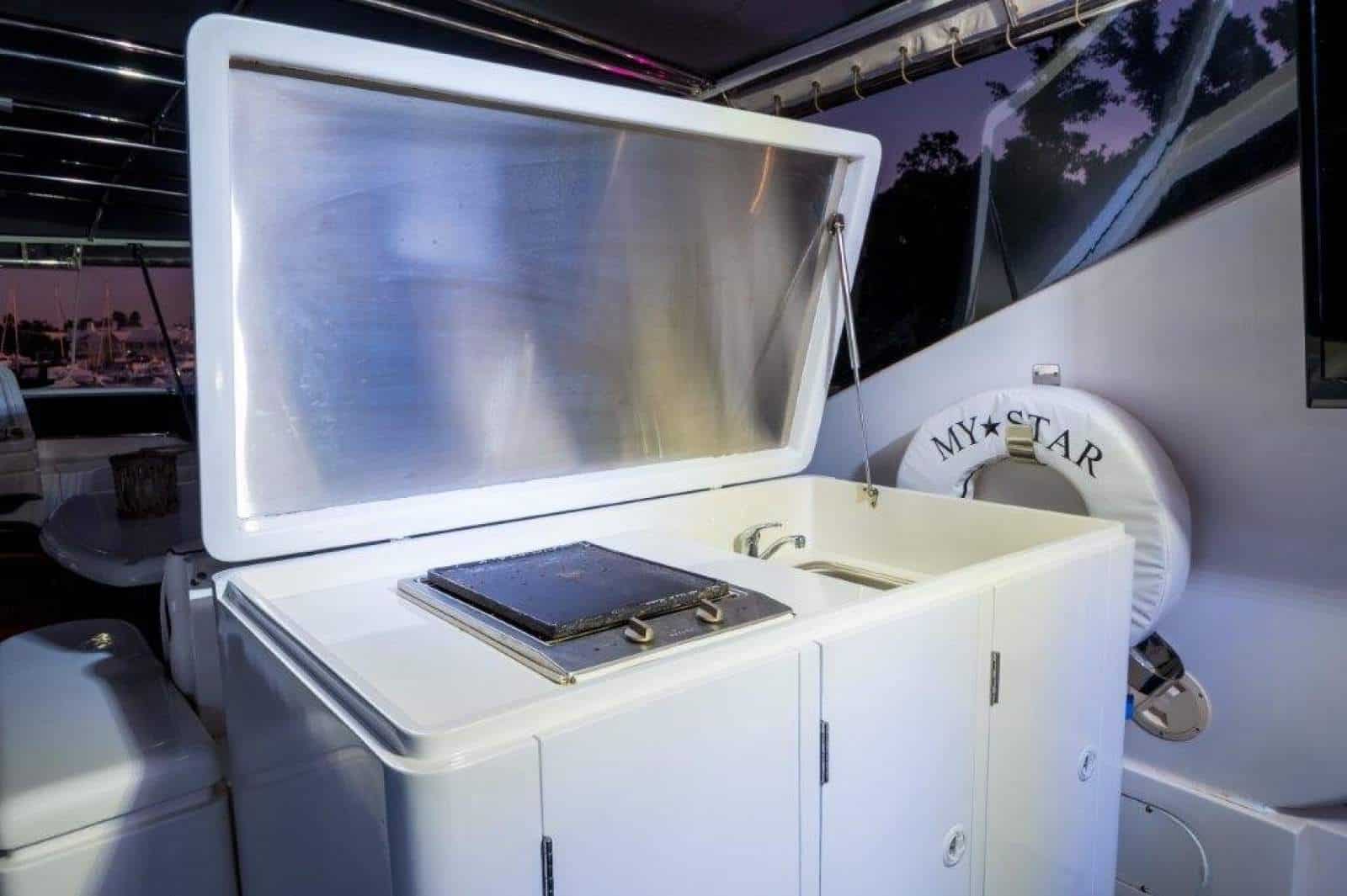 2001 Monte Fino 86 Flybridge photo 8