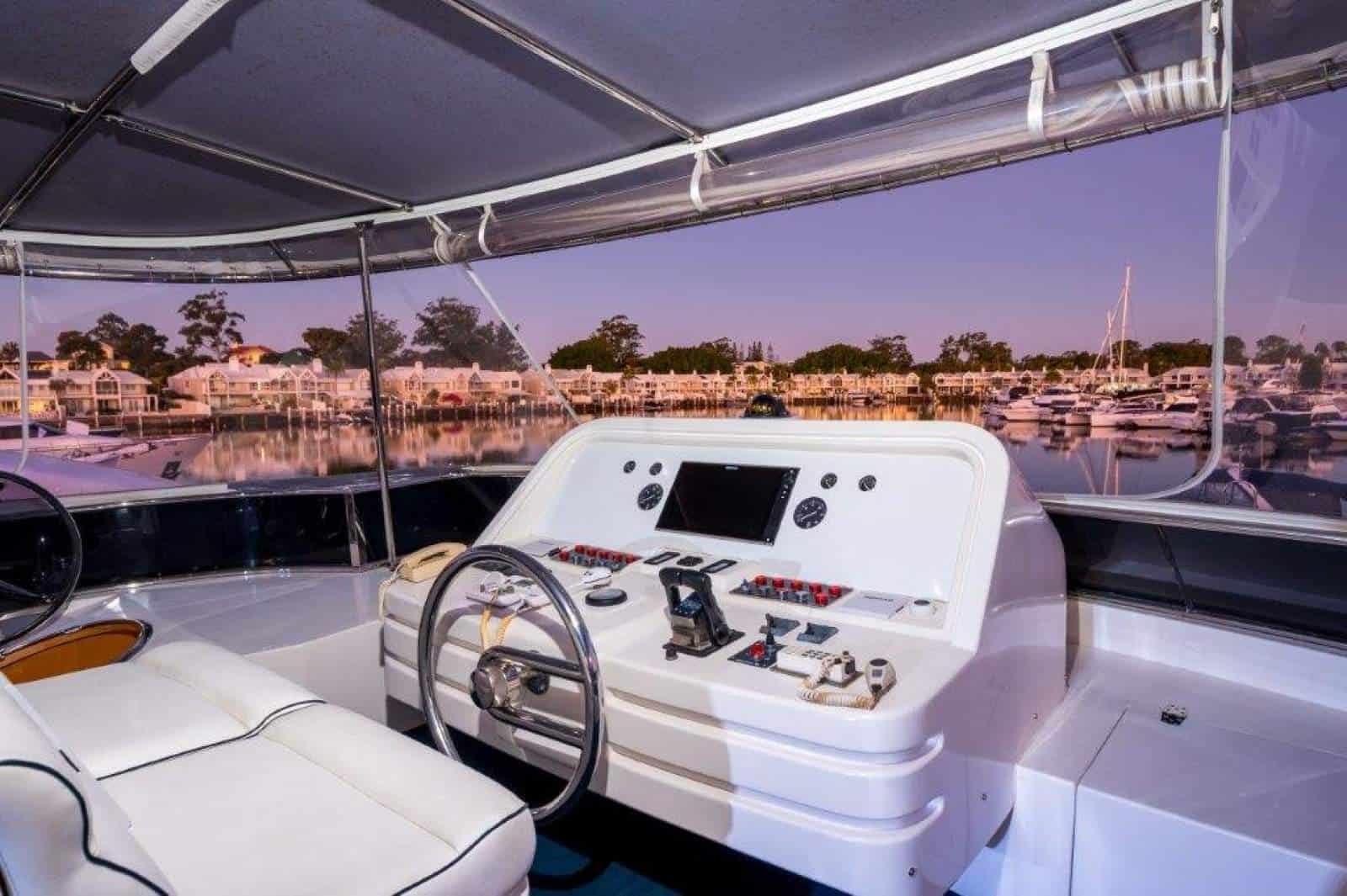 2001 Monte Fino 86 Flybridge photo 9